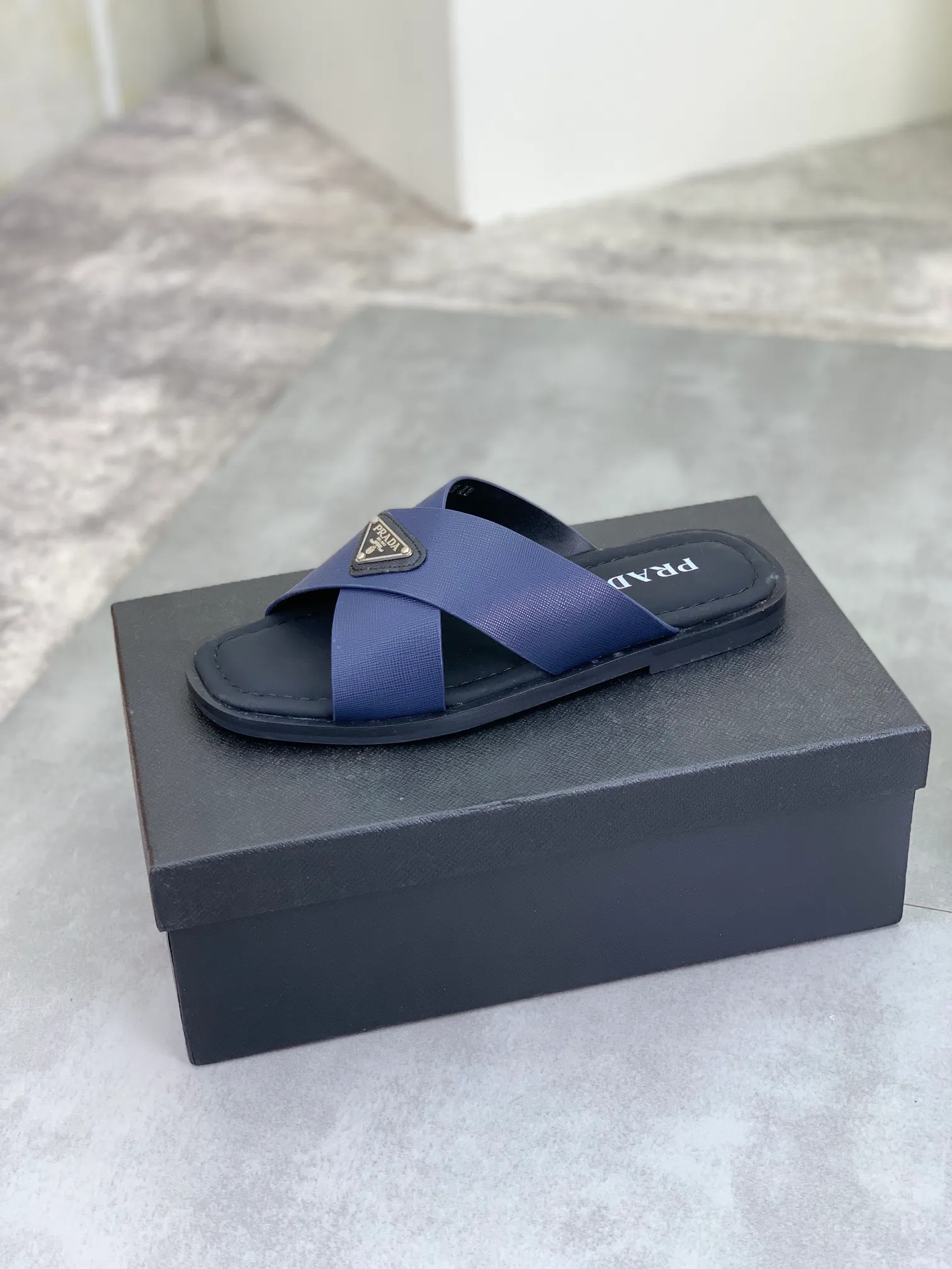 Men's shoes 💰P300💰【New style】🎁🎁🎁 PRADA Prada's new casual slippers, original official website 1:1, perfect workmanship, transmitting a kind of noble luxury, sublimating its definition of luxury in Prada's high-end extraordinary craftsmanship. Original combination outsole, code number: 38-44 (45 customized) 4️⃣colors🉑️ to choose from